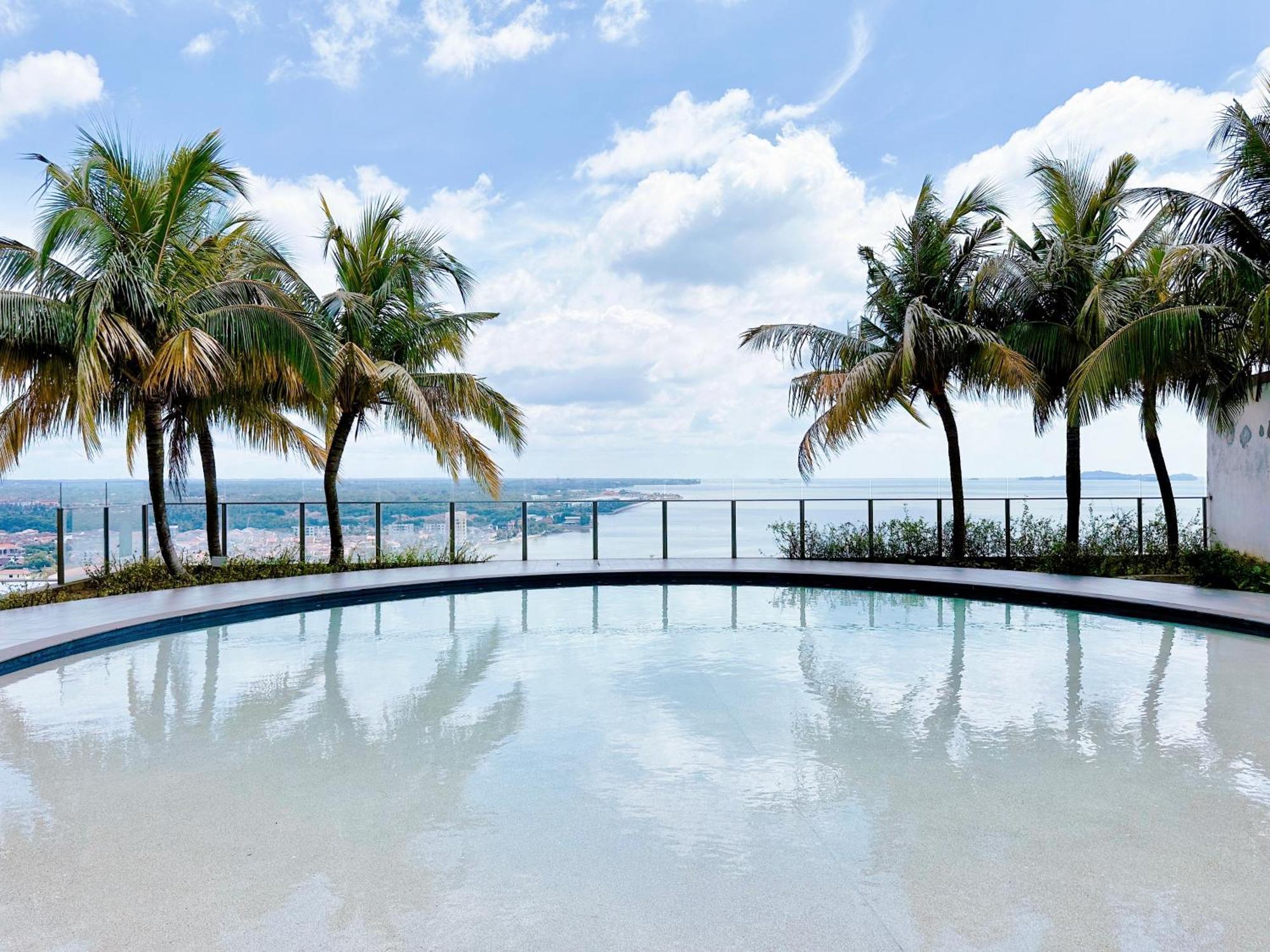 Silverscape: Luxury With Infinity Pool Near Jonker Street